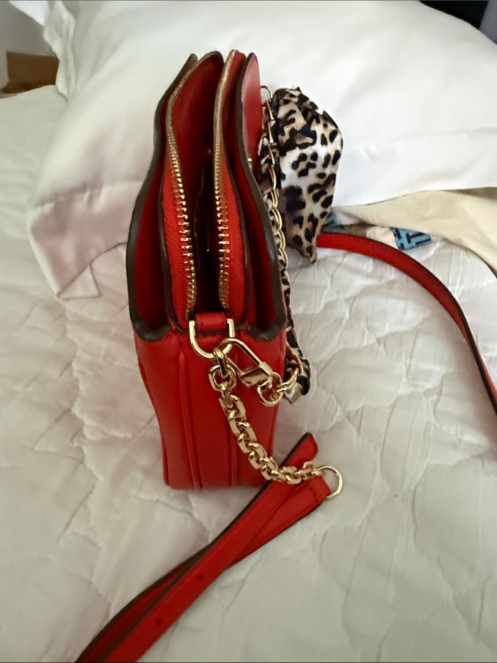 Tory Burch ivy Leather Crossbody with Gold Chain and Leopard Scarf - Picture 3 of 9